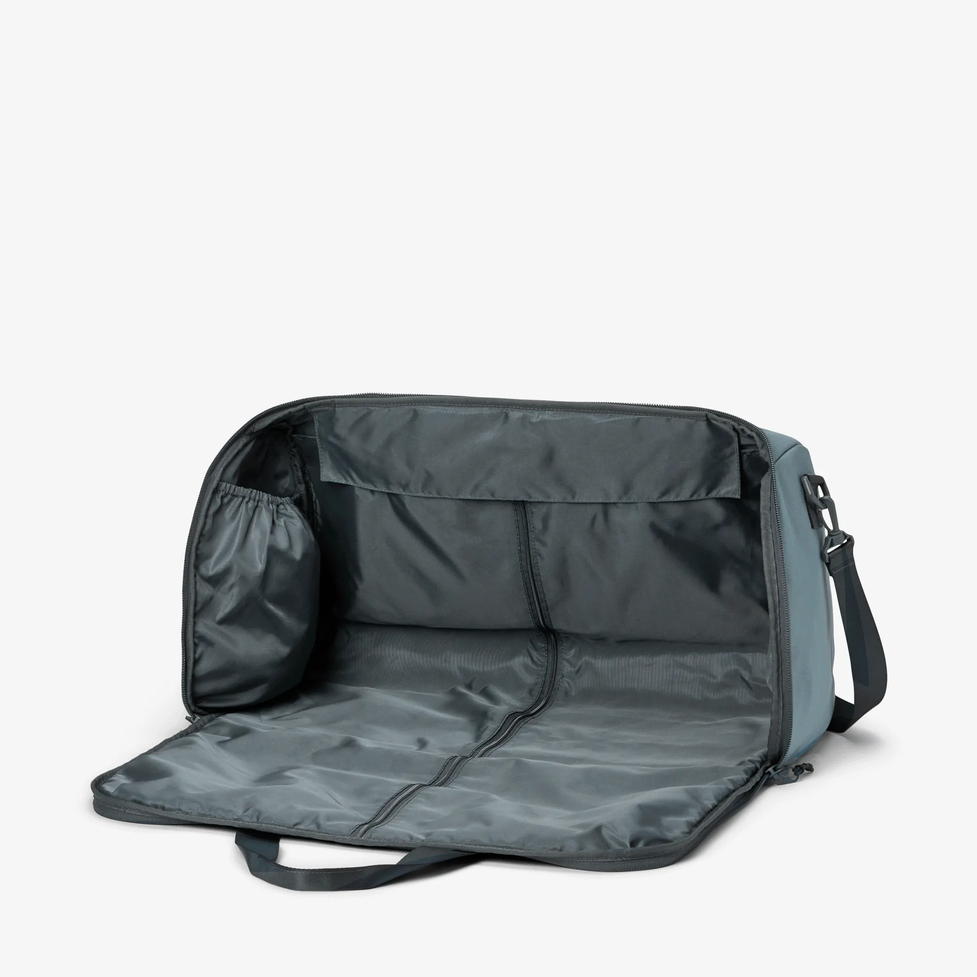 VERSA™ - LIGHTWEIGHT GARMET DUFFEL BAG